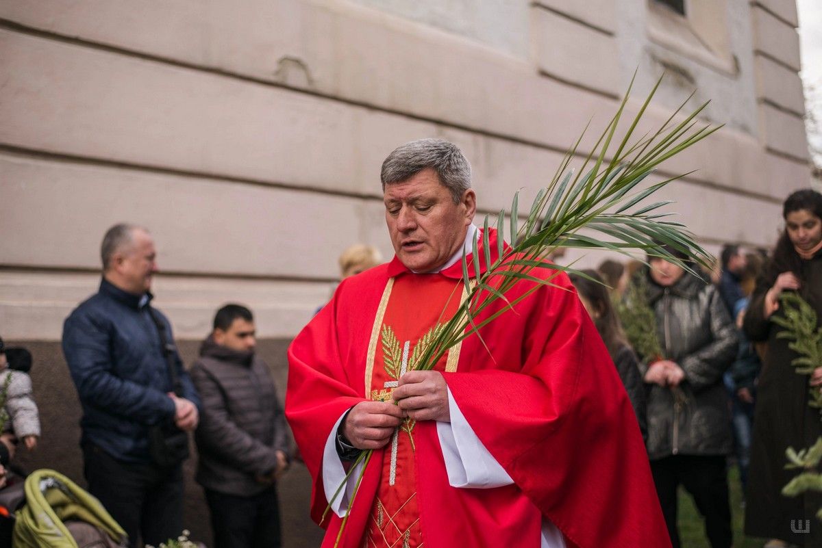 Похорон оселедця, пальмова неділя та вербові бійки у Мокрий понеділок: як святкують Великдень у Польщі 2