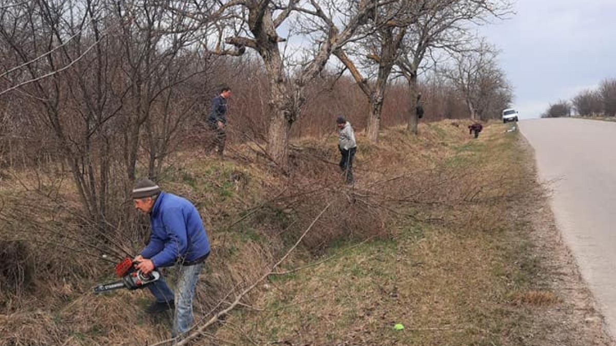 У Снятинській громаді триває підготовка до Великодніх свят: прибирають населені пункти