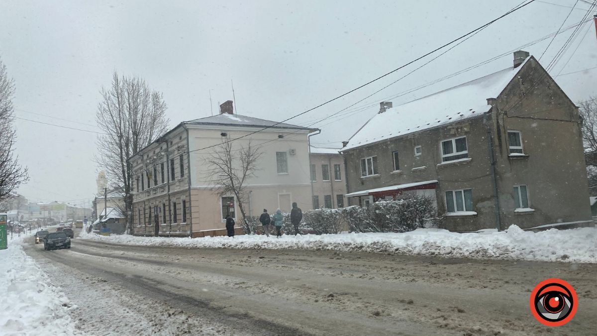 Як в Коломиї чистять дороги і тротуари від снігу 6 квітня 7