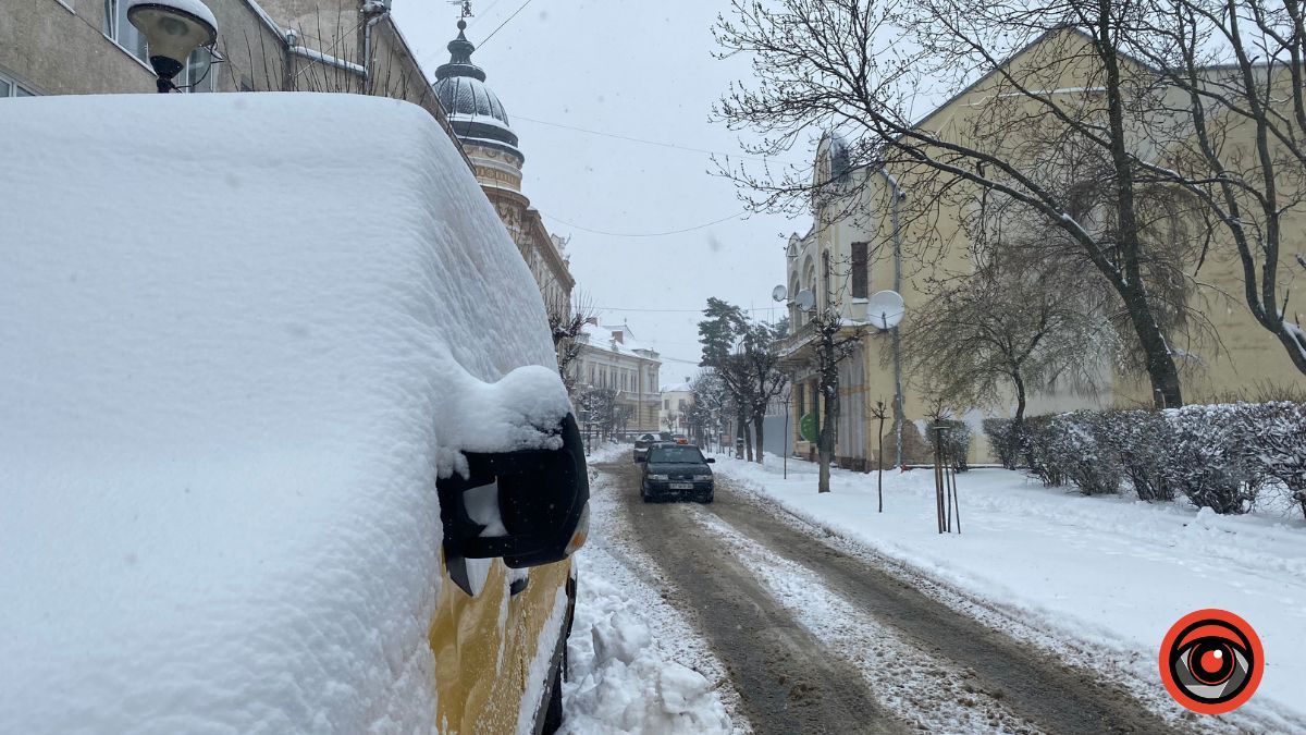 Як в Коломиї чистять дороги і тротуари від снігу 6 квітня 6