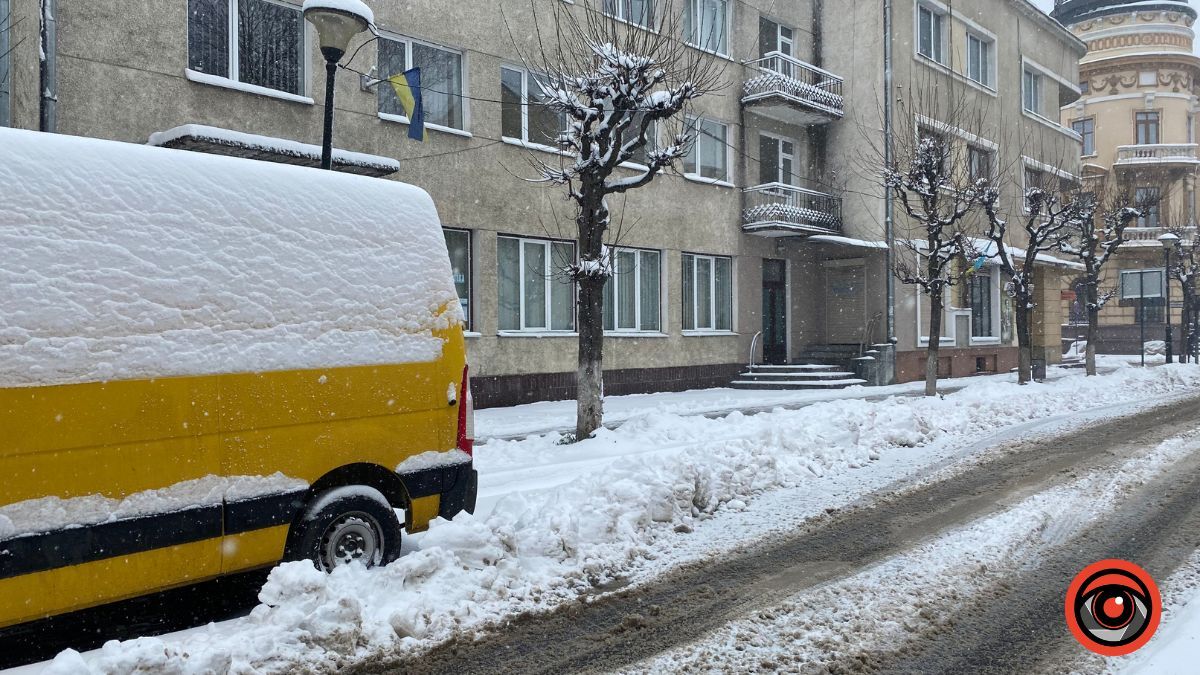 Як в Коломиї чистять дороги і тротуари від снігу 6 квітня 5