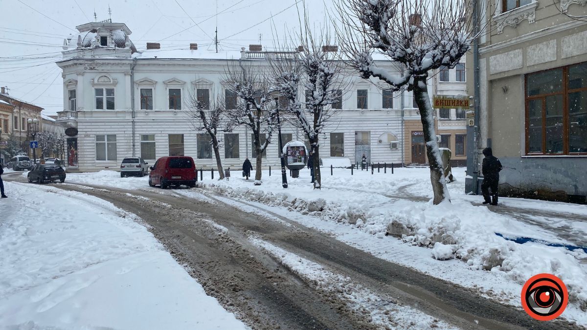 Як в Коломиї чистять дороги і тротуари від снігу 6 квітня 8