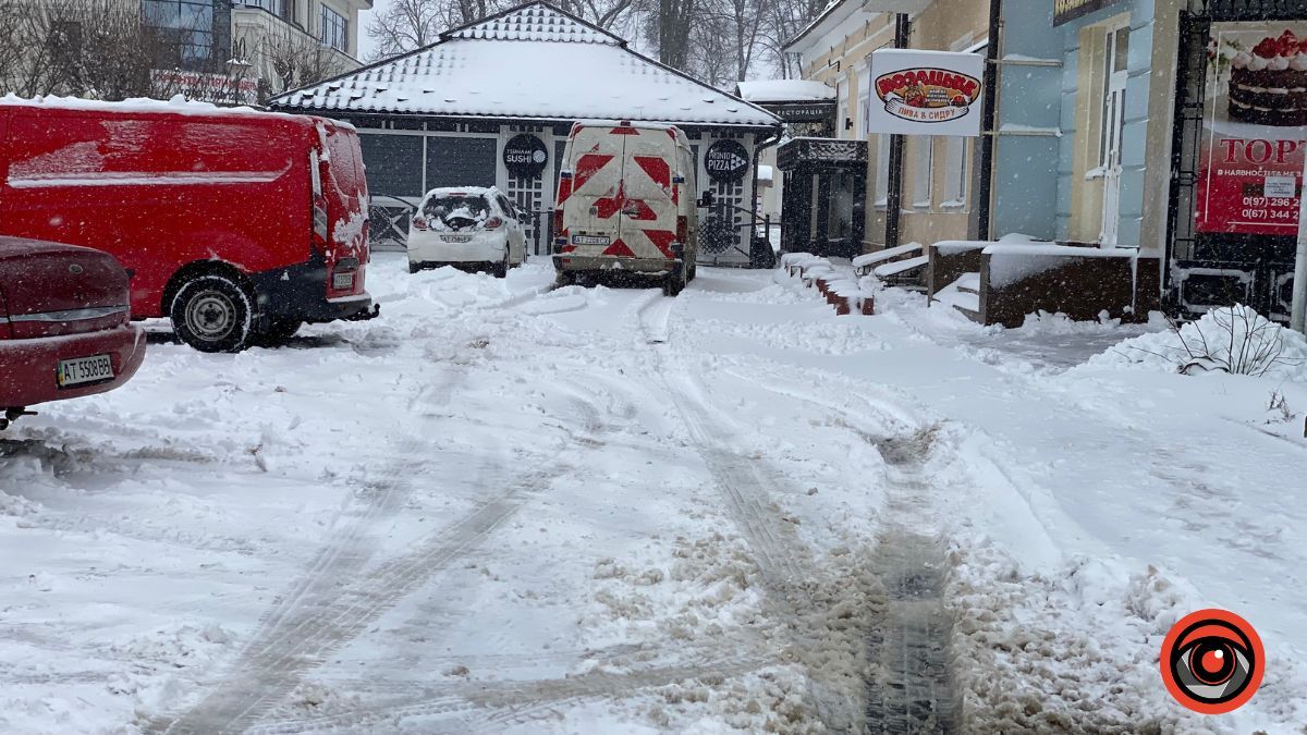 Як в Коломиї чистять дороги і тротуари від снігу 6 квітня 9