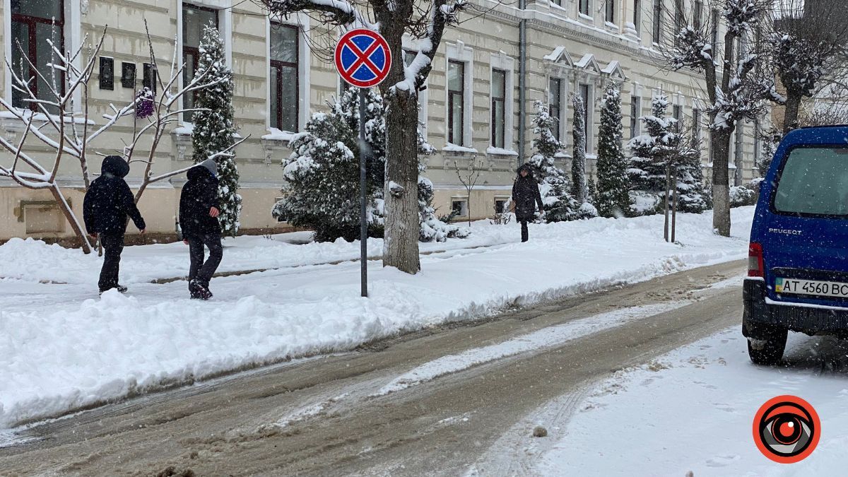 Як в Коломиї чистять дороги і тротуари від снігу 6 квітня 10
