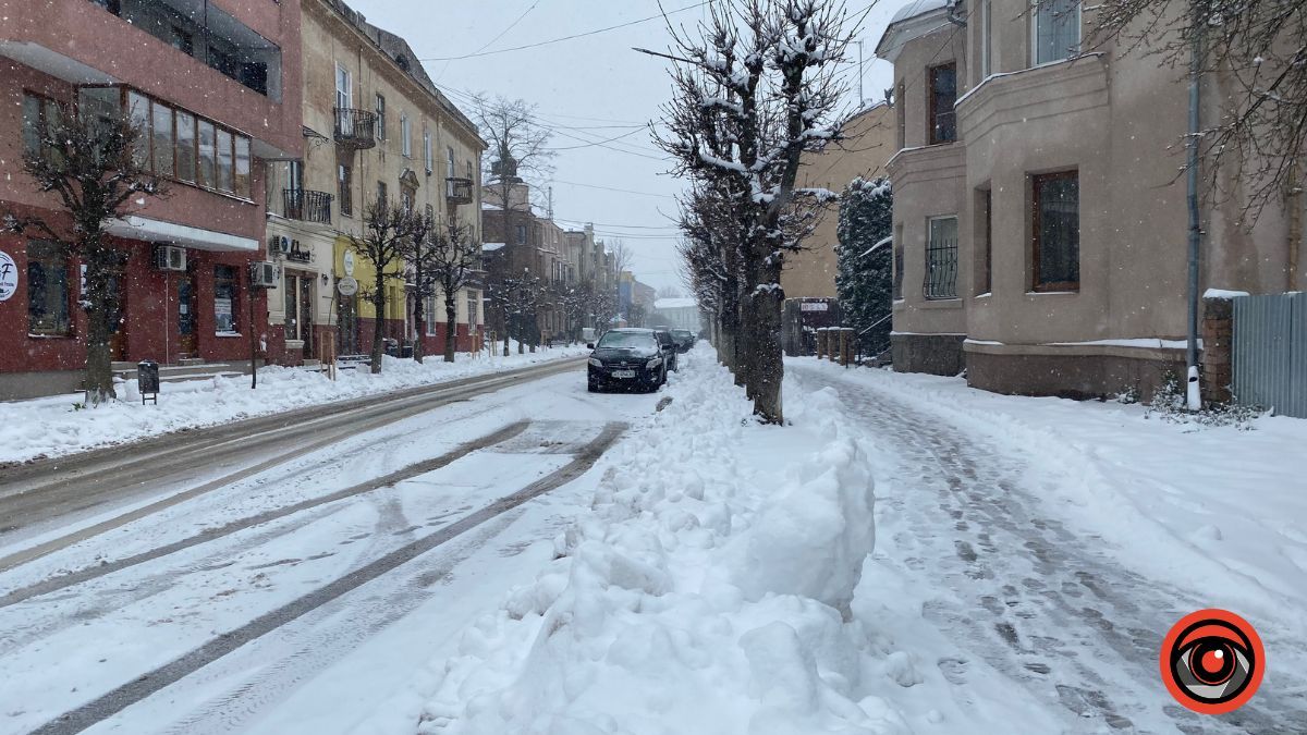 Як в Коломиї чистять дороги і тротуари від снігу 6 квітня 11