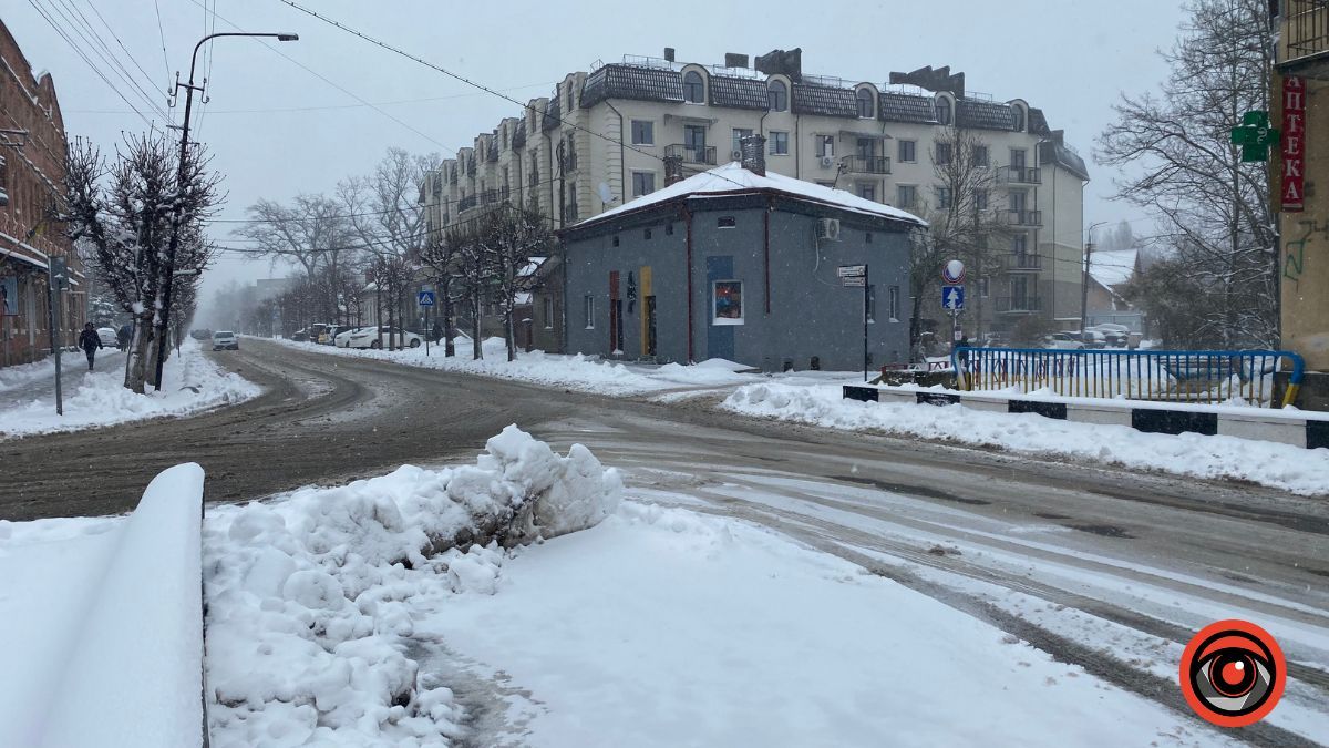 Як в Коломиї чистять дороги і тротуари від снігу 6 квітня 12
