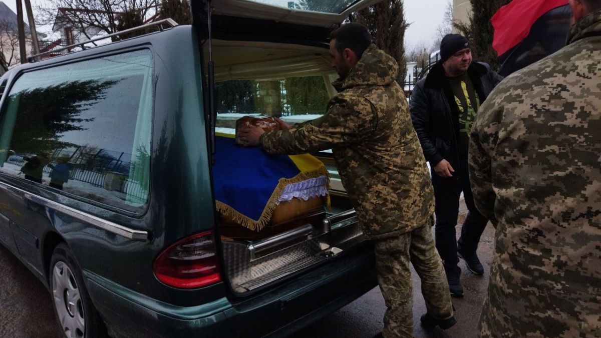 В останню дорогу провели Героя Івана Морощука на Городенківщині 1