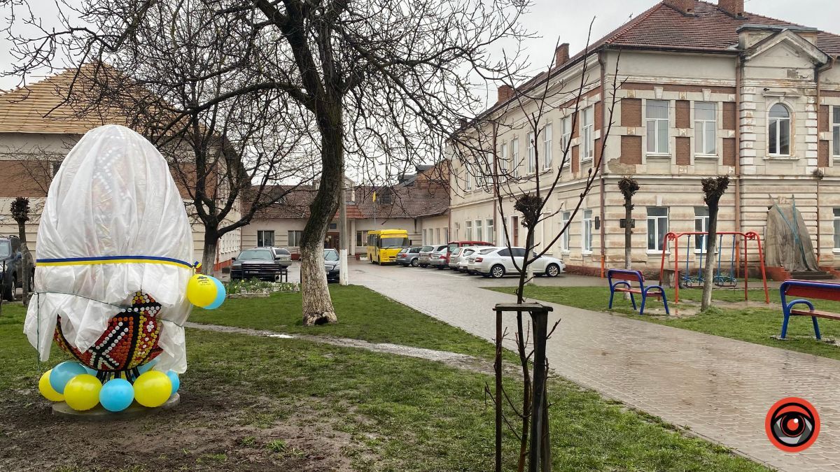 У Коломийському ліцеї №5 з'явилася писанка з кришечок