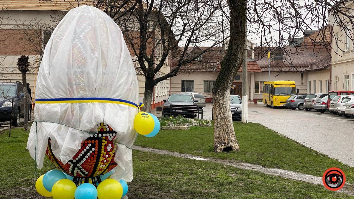 У Коломийському ліцеї №5 з'явилася писанка з кришечок 1