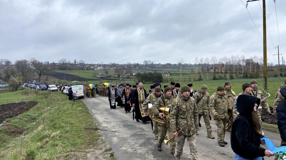 Коршівська громада провела в останню дорогу Героїв Василя Ткачука та Олександра Ніньовського 6