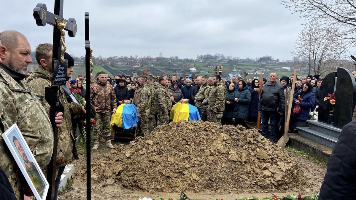 Коршівська громада провела в останню дорогу Героїв Василя Ткачука та Олександра Ніньовського 7