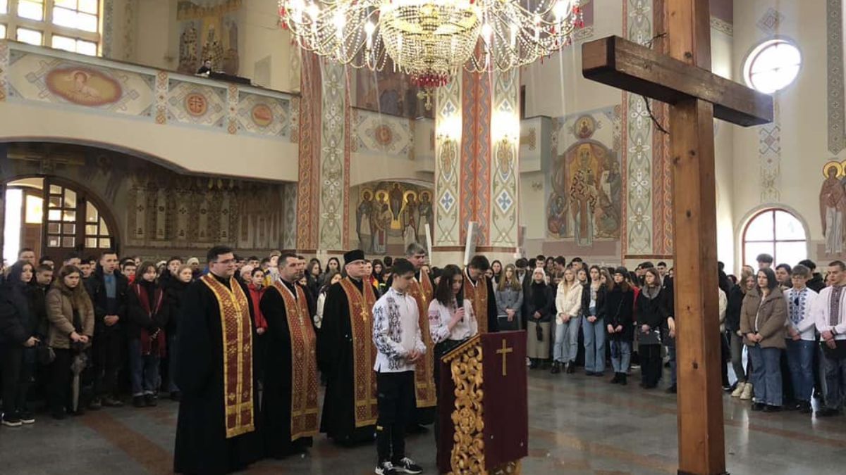 У Коломиї відбулася загальношкільна Хресна дорога 6