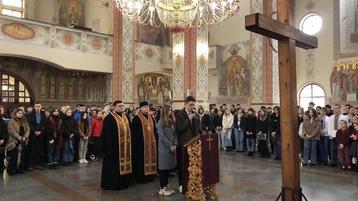 У Коломиї відбулася загальношкільна Хресна дорога 1