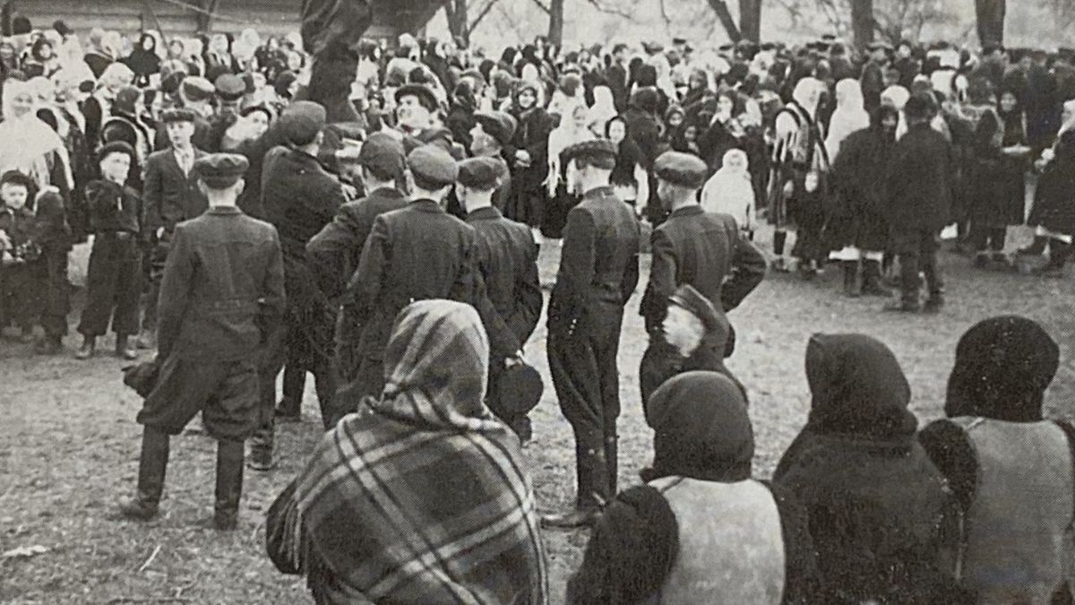 Парубки "ідут "Кривої лози", Великдень, с. Великий Ключів, кін. 1950-х рр.