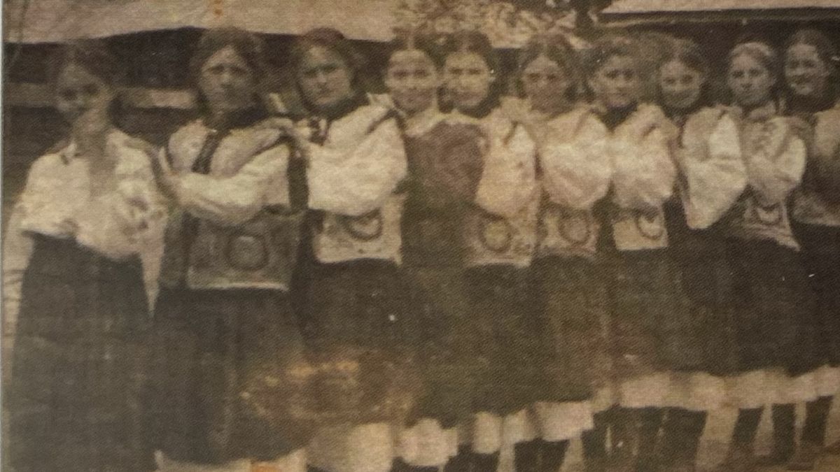 Дівчата співають і граються "Огірочки", Великдень, смт Печеніжин, 1940-ві.