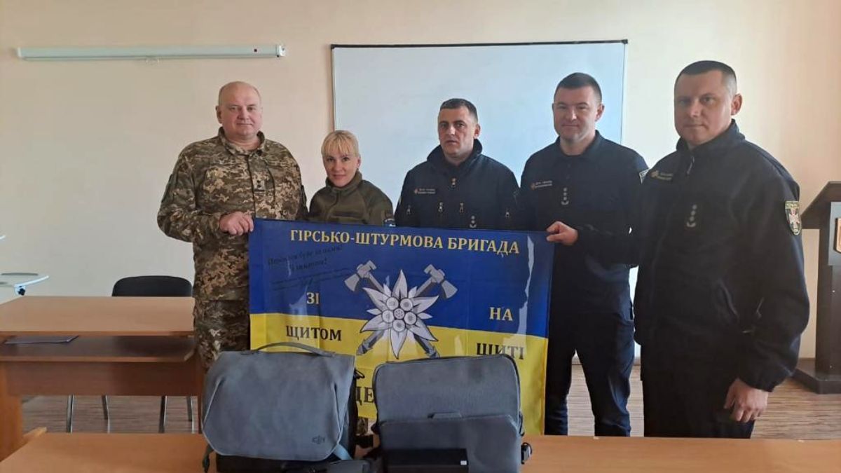 Коломийські рятувальники передали квадрокоптери захисникам 10 ОГШБ 1
