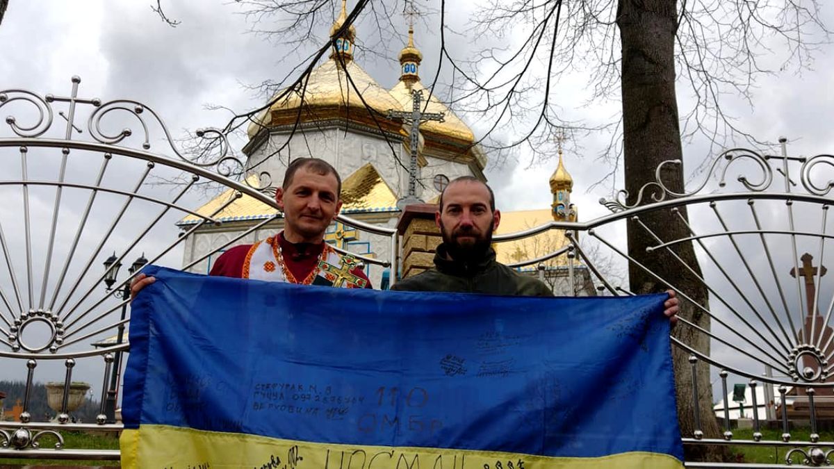 У Космачі вчергове освятили та передали автомобіль військовим 4
