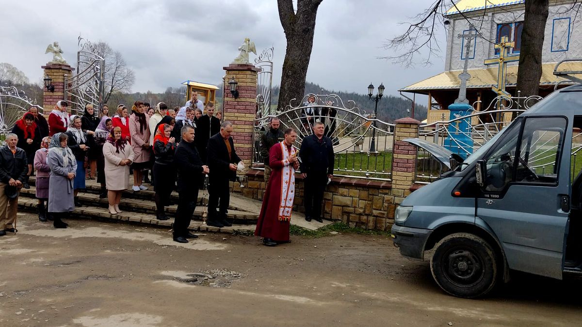 У Космачі вчергове освятили та передали автомобіль військовим 3