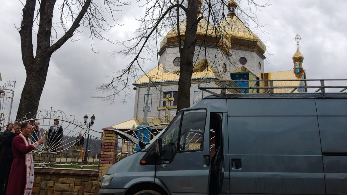 У Космачі вчергове освятили та передали автомобіль військовим 2