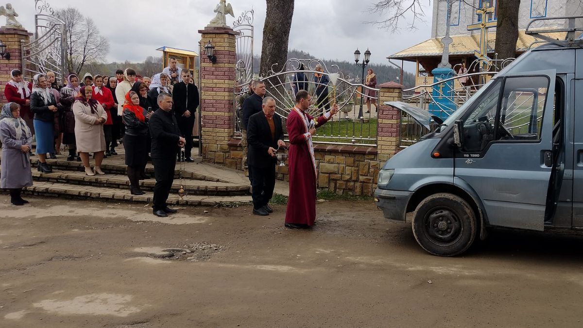 У Космачі вчергове освятили та передали автомобіль військовим 1
