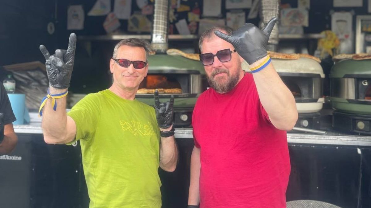 У Печеніжинській громаді волонтери безкоштовно роздавали піцу 3