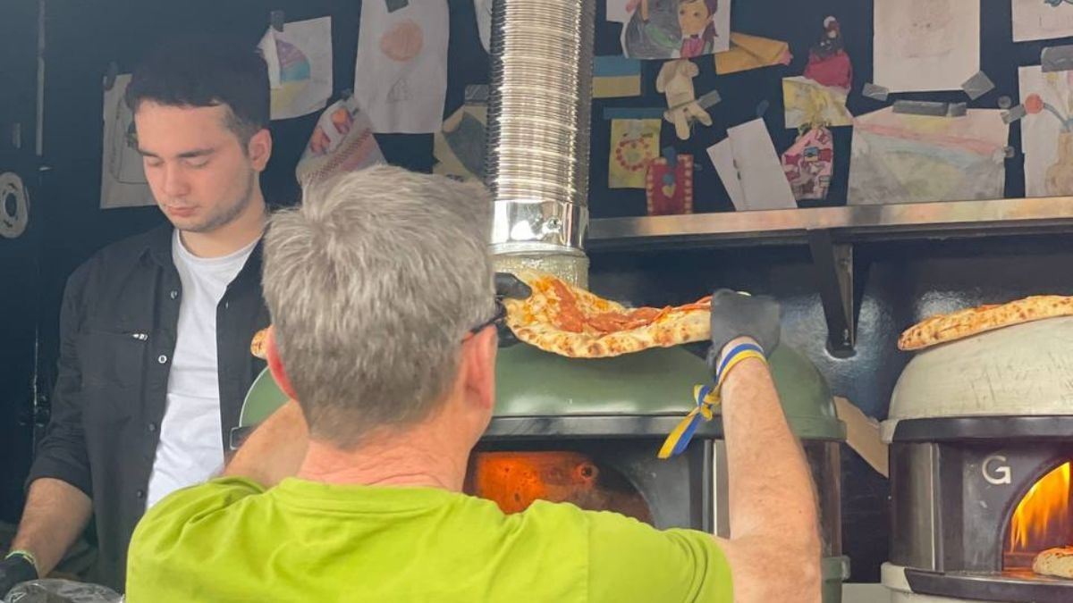 У Печеніжинській громаді волонтери безкоштовно роздавали піцу 2