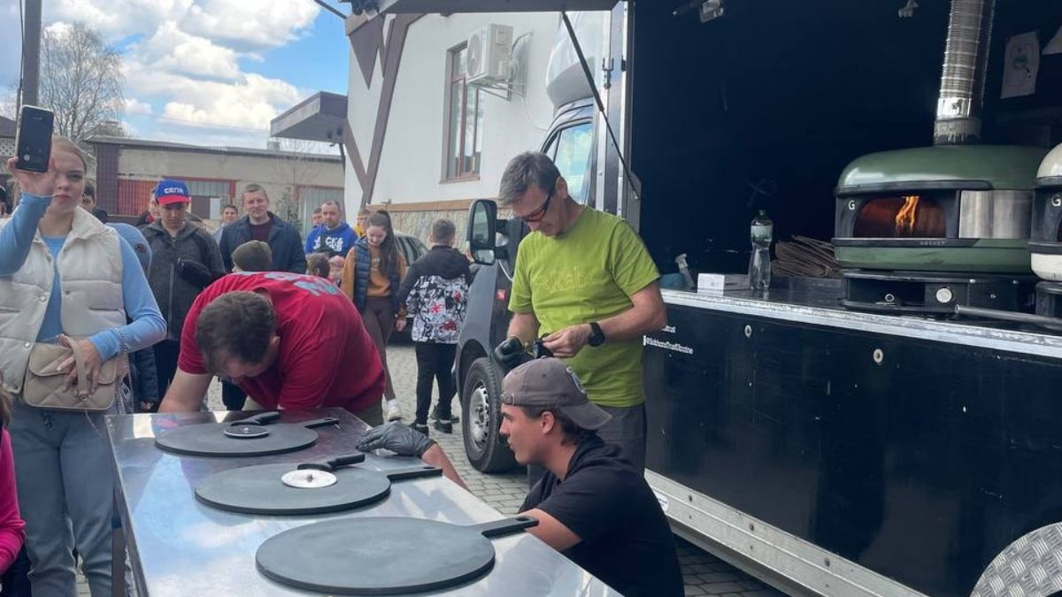 У Печеніжинській громаді волонтери безкоштовно роздавали піцу 1