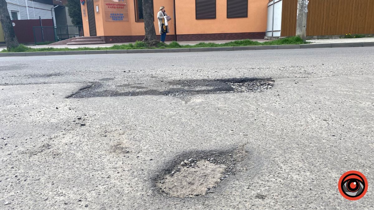 На новому асфальті по вулиці Чайковського в Коломиї також ознаки руйнування 10