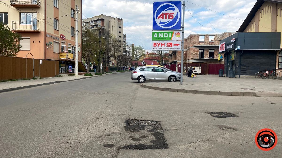 На новому асфальті по вулиці Чайковського в Коломиї також ознаки руйнування 9