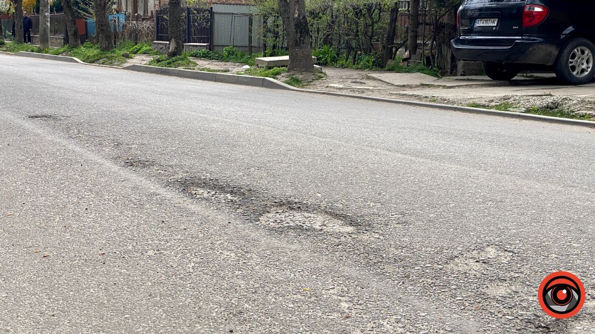 На новому асфальті по вулиці Чайковського в Коломиї також ознаки руйнування 8