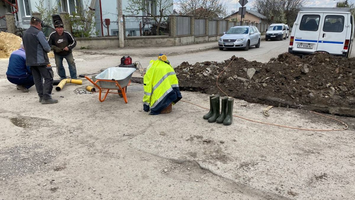 У Городенці на одній з вулиць замінюють водопровідну мережу 2