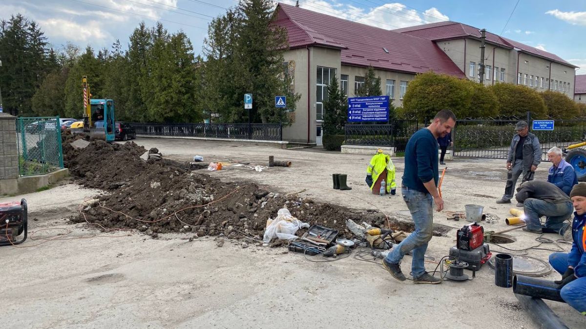 У Городенці на одній з вулиць замінюють водопровідну мережу 3
