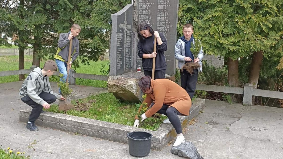 У Печеніжинській ТГ триває озелення населених пунктів 4