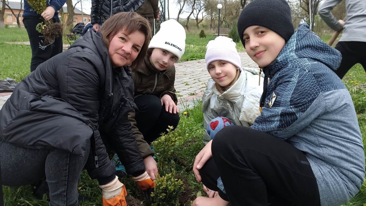 У Печеніжинській ТГ триває озелення населених пунктів 3