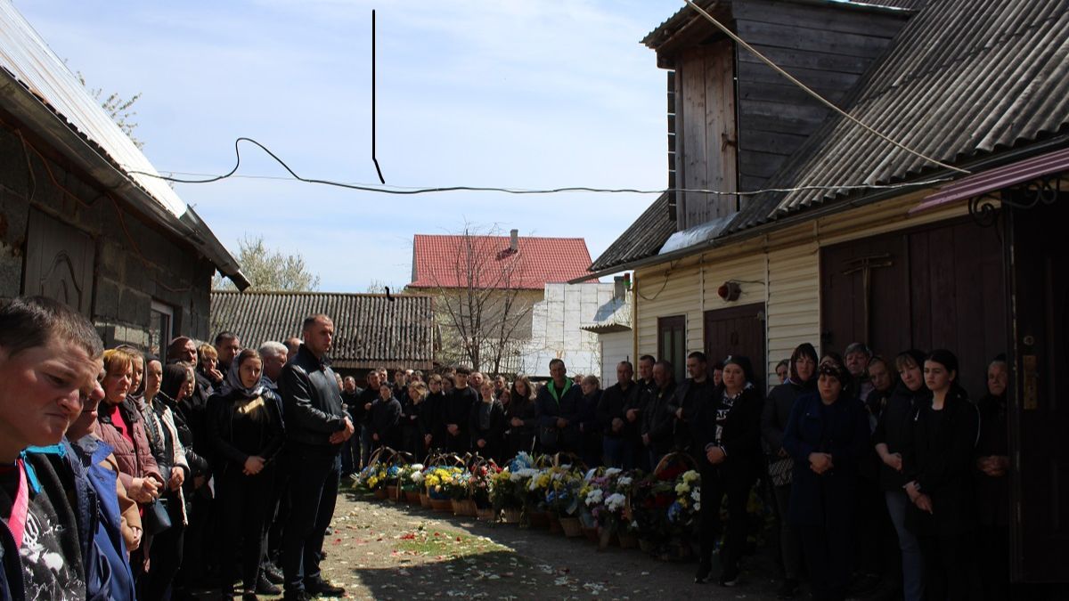 Делятинська громада провела в останню дорогу Героя Юрія Молдавчука 3