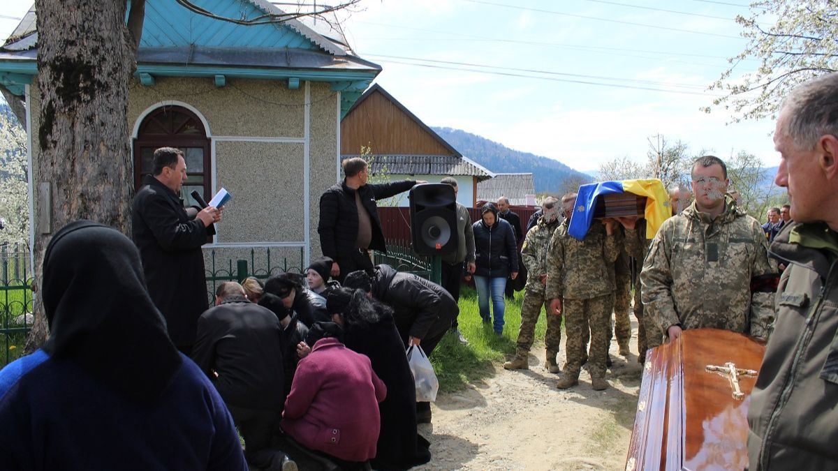 Делятинська громада провела в останню дорогу Героя Юрія Молдавчука 5