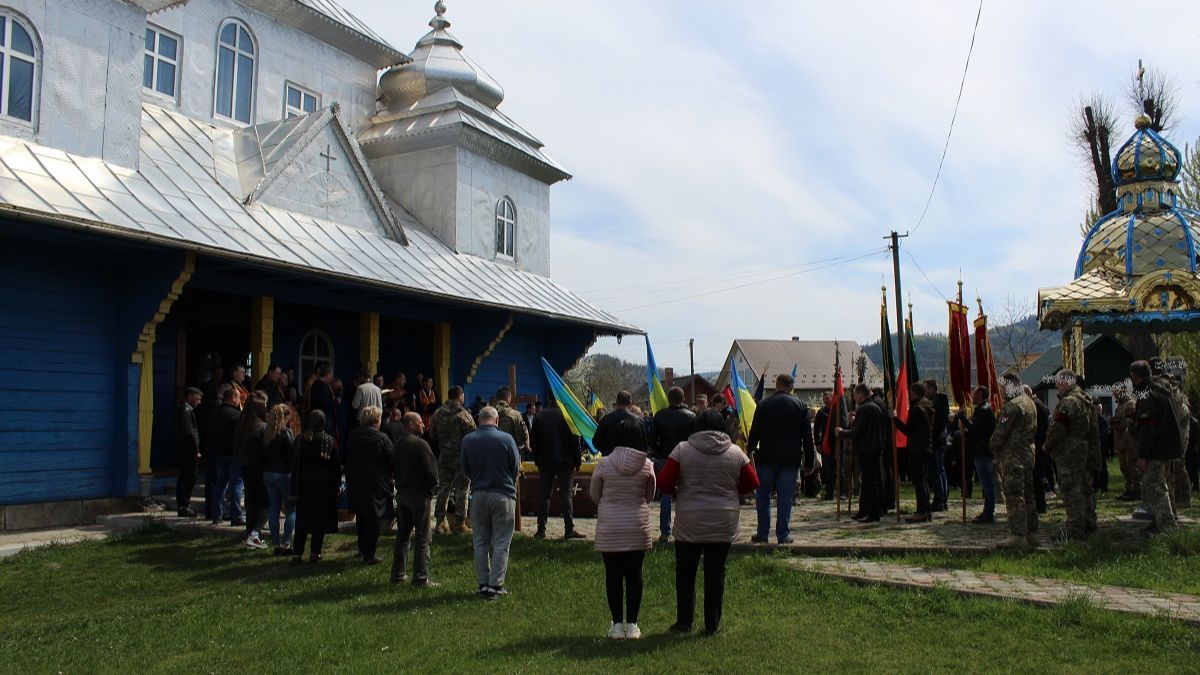 Делятинська громада провела в останню дорогу Героя Юрія Молдавчука 6