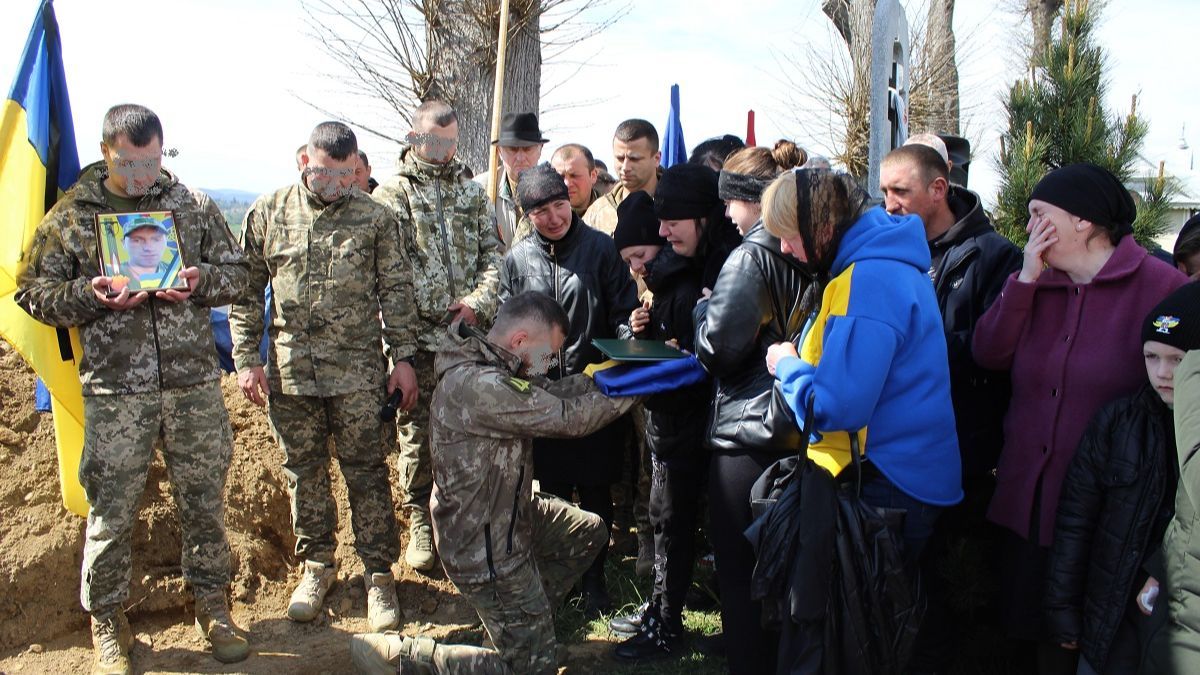Делятинська громада провела в останню дорогу Героя Юрія Молдавчука 7