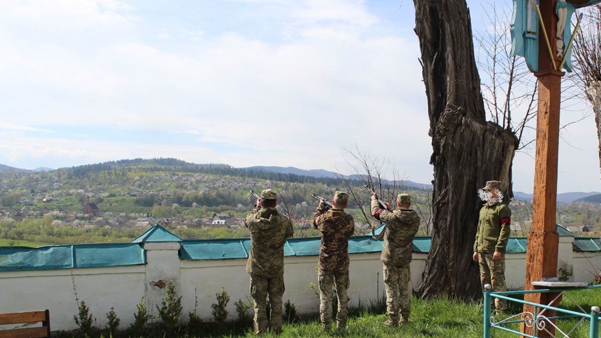 Делятинська громада провела в останню дорогу Героя Юрія Молдавчука 8