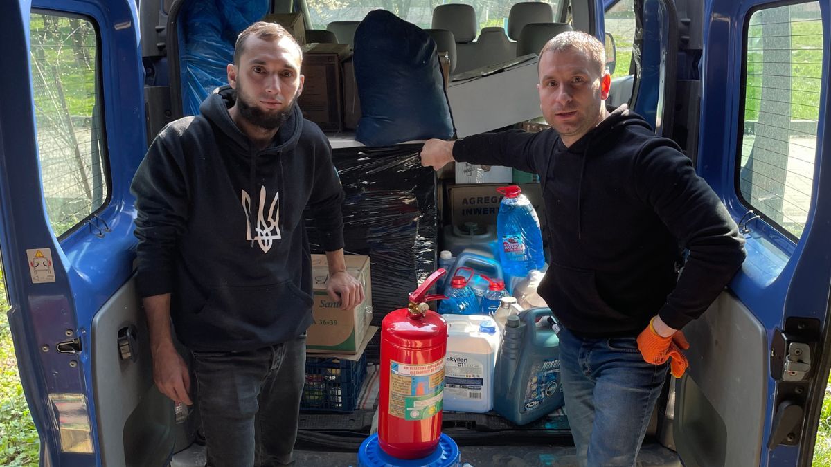 Волонтери центру "Локомотив" везуть великодні продукти на передову 8