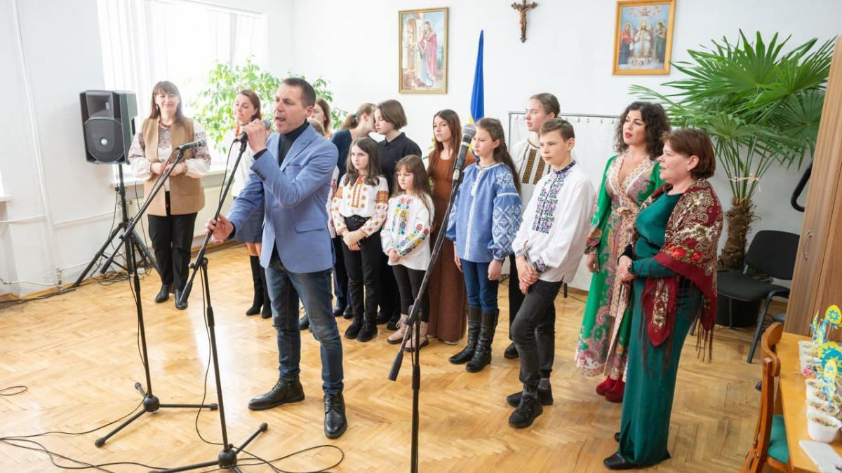 У лікувальних закладах Коломиї відбувся концерт "Великодній дарунок" 4
