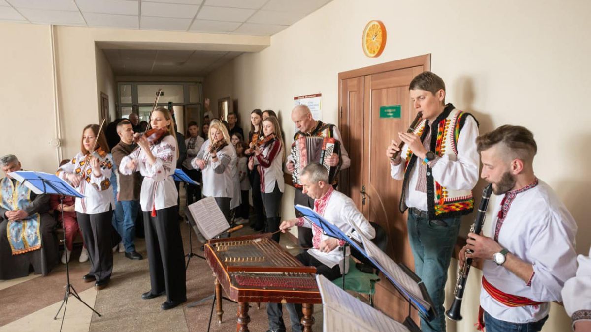У лікувальних закладах Коломиї відбувся концерт "Великодній дарунок" 5