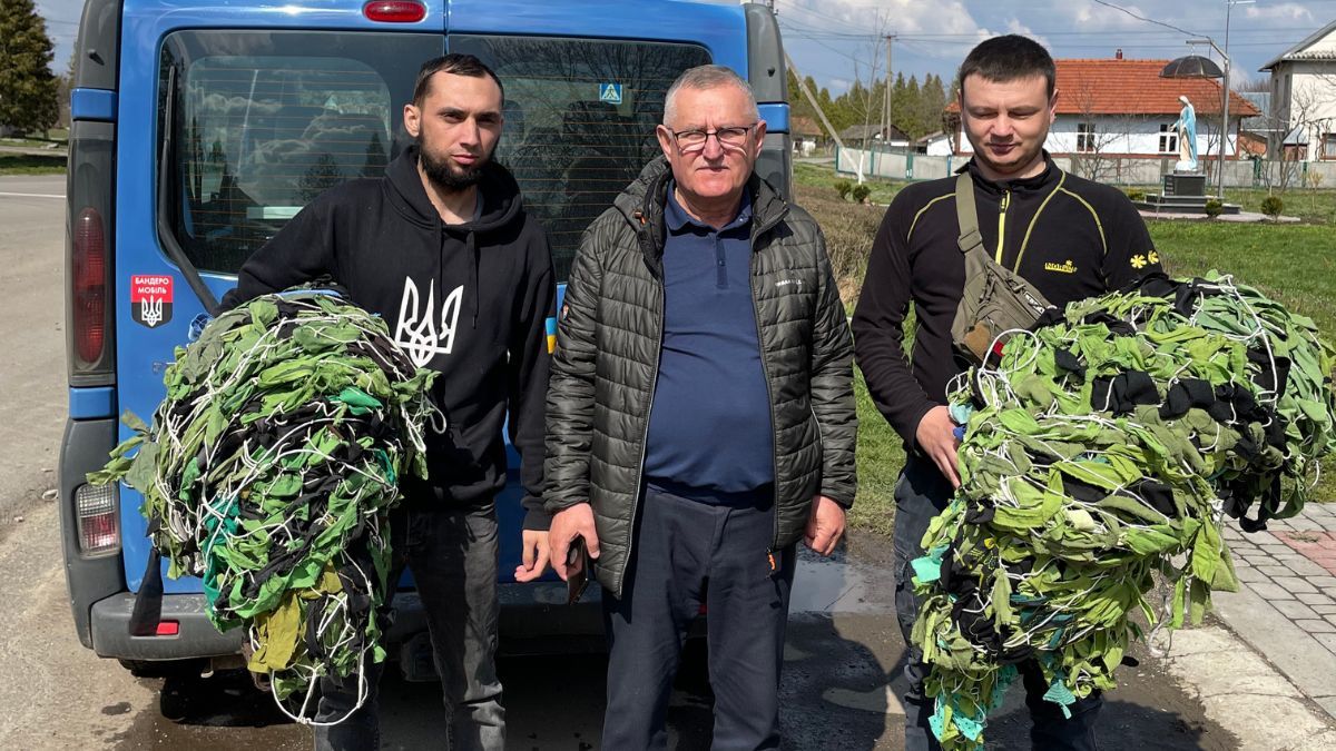 Волонтери центру "Локомотив" везуть великодні продукти на передову 4