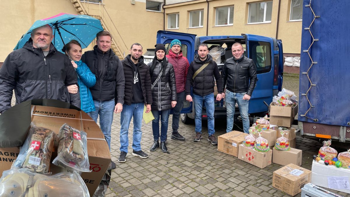 Волонтери центру "Локомотив" везуть великодні продукти на передову