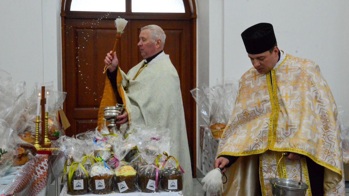У Коломиї посвятили та передали великодні гостинці захисникам 7