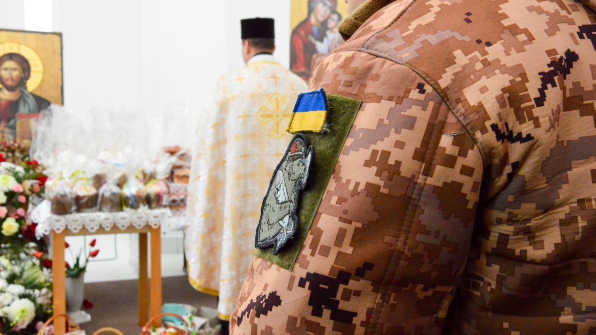 У Коломиї посвятили та передали великодні гостинці захисникам 6