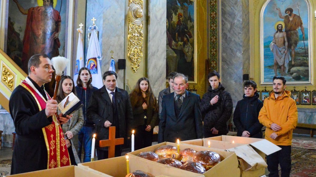 У Коломиї посвятили та передали великодні гостинці захисникам 3