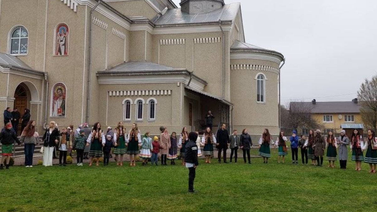 У Печеніжині водили великодні гаївки 1