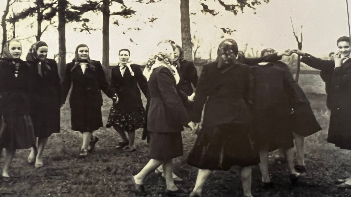 Співають і граються "Огірочки". Великдень, с. Нижній Вербіж, поч. 1960-х (фото Івана Лудчака)