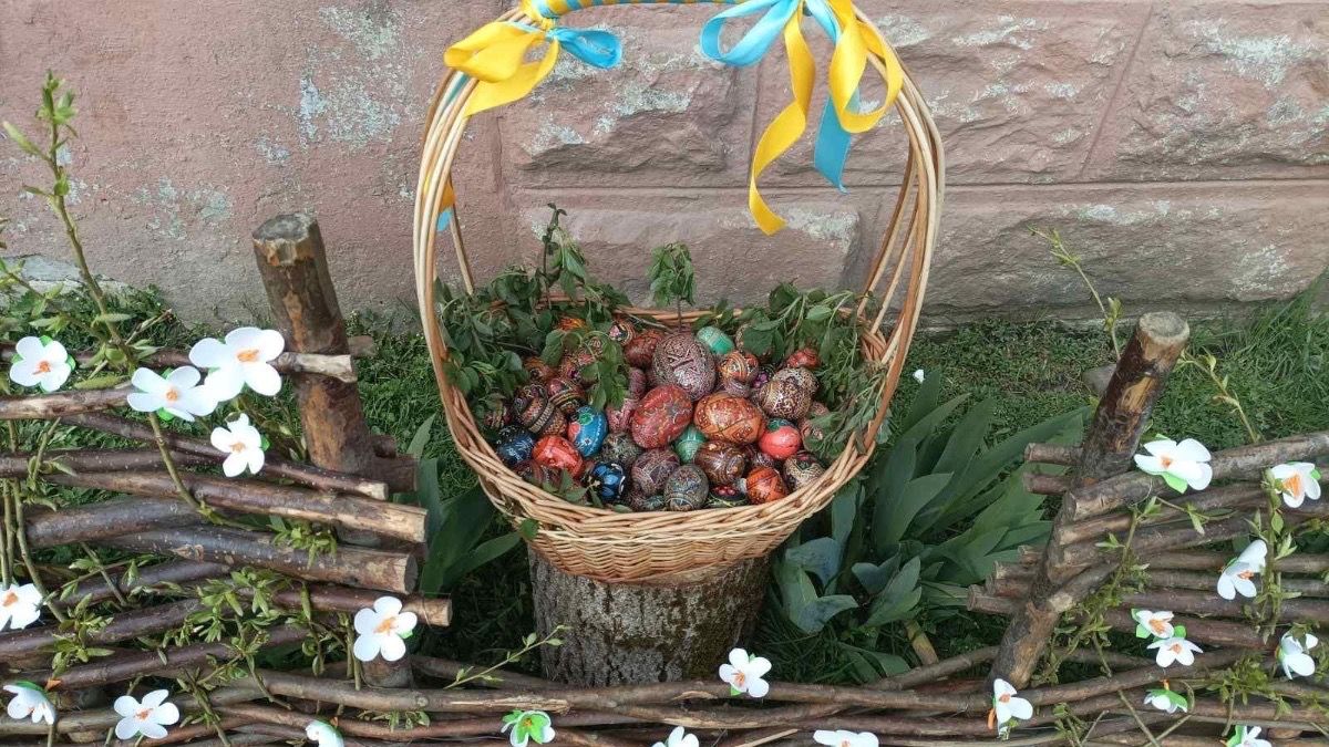 У бібліотеці-філії для дорослих облаштували фотозону до Великодня 1